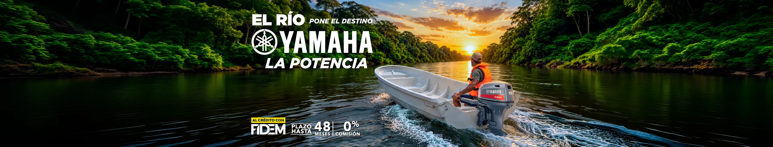 El río pone el destino, Yamaha la potencia: una panga con motor fuera de borda Yamaha Enduro por un río de Nicaragua al atardecer, al crédito con FIDEM con plazo hasta 48 meses y 0% de comisión